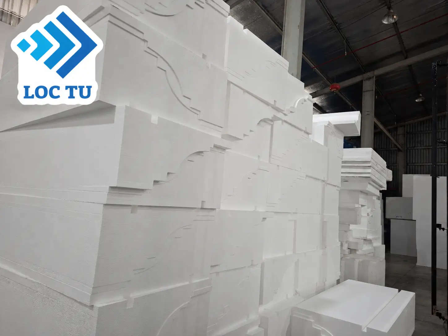 Phào chỉ xốp lõi EPS mang đến vẻ đẹp sang trọng cho mặt tiền, trần nhà và các chi tiết trang trí.