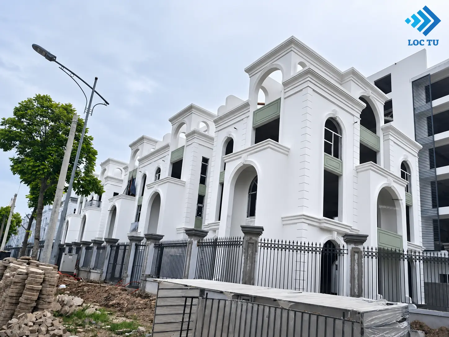 Phào chỉ xốp siêu nhẹ mang đến giải pháp trang trí linh hoạt cho cả nội thất và ngoại thất.