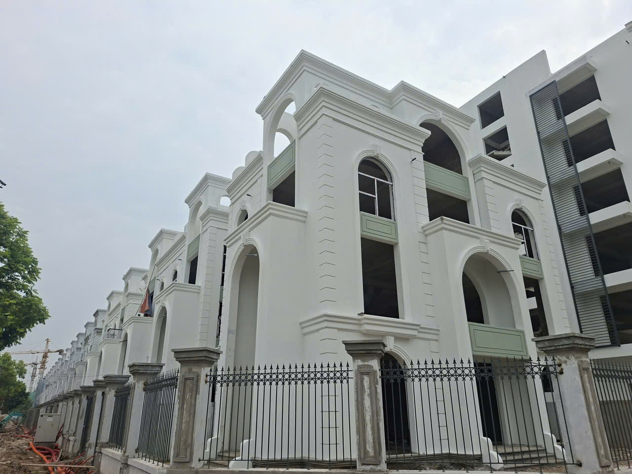 Phào chỉ EPS chất lượng cao với bề mặt hoàn thiện chắc chắn giúp duy trì tính thẩm mỹ lâu dài cho công trình