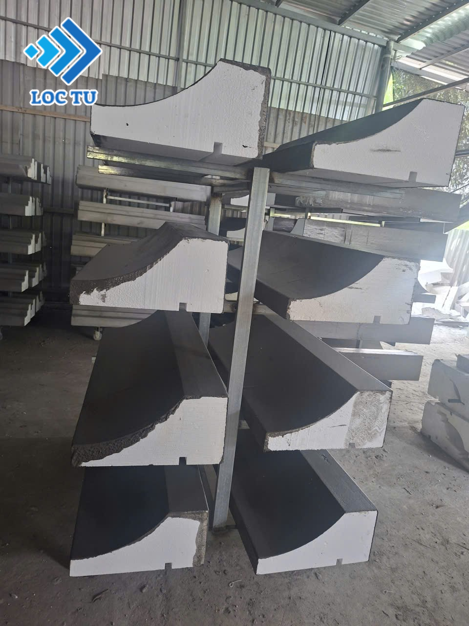 Cấu tạo nhiều lớp giúp phào chỉ EPS có độ ổn định cao hơn so với lõi xốp sử dụng riêng lẻ.