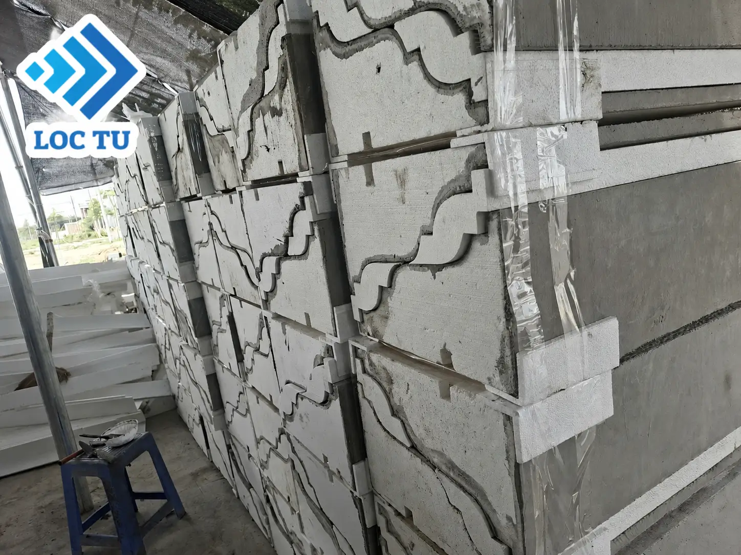 Phào chỉ xốp biệt thự giúp mặt tiền trở nên sang trọng, nổi bật và có chiều sâu kiến trúc.