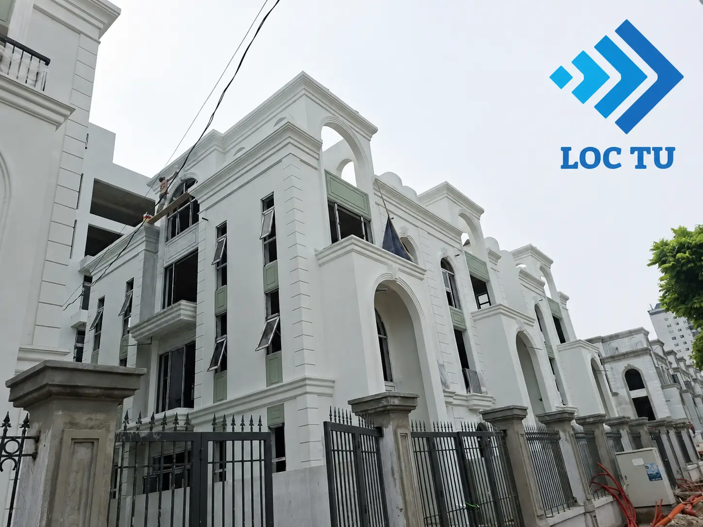Phào chỉ EPS nhà phố hiện đại được ứng dụng cho cả ngoại thất và nội thất với thiết kế đồng bộ.