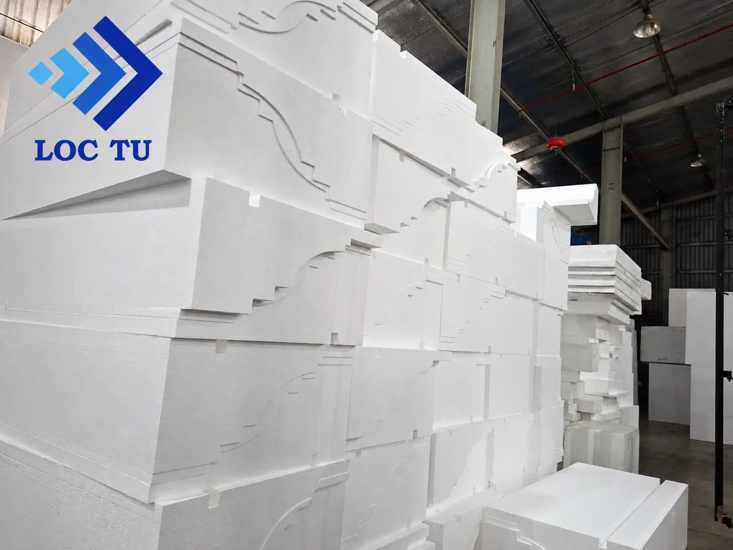 Phào chỉ EPS được thi công đúng kỹ thuật giúp các đường nét kiến trúc trở nên sắc sảo và nổi bật