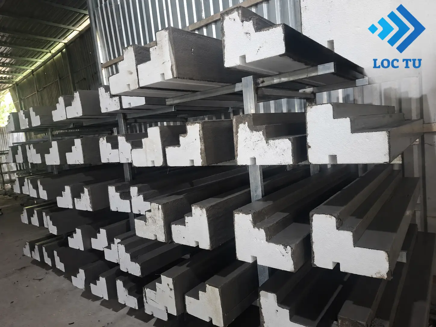 Cận cảnh phào chỉ xốp ngoại thất với bề mặt hoàn thiện chỉn chu và đường nét tinh tế