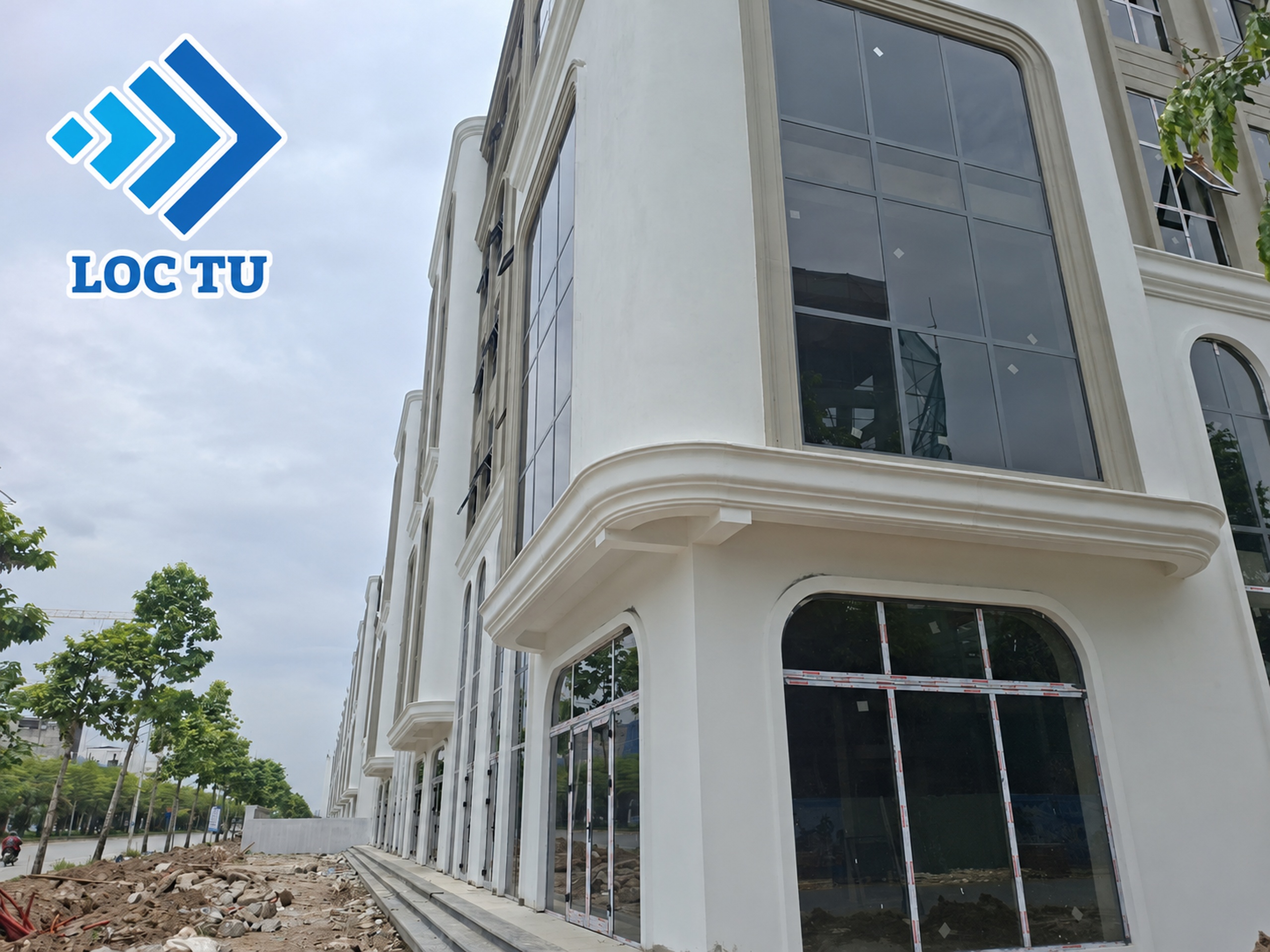 Phào chỉ xốp EPS siêu nhẹ kết hợp lớp phủ bảo vệ giúp hoàn thiện bề mặt chắc chắn và thẩm mỹ