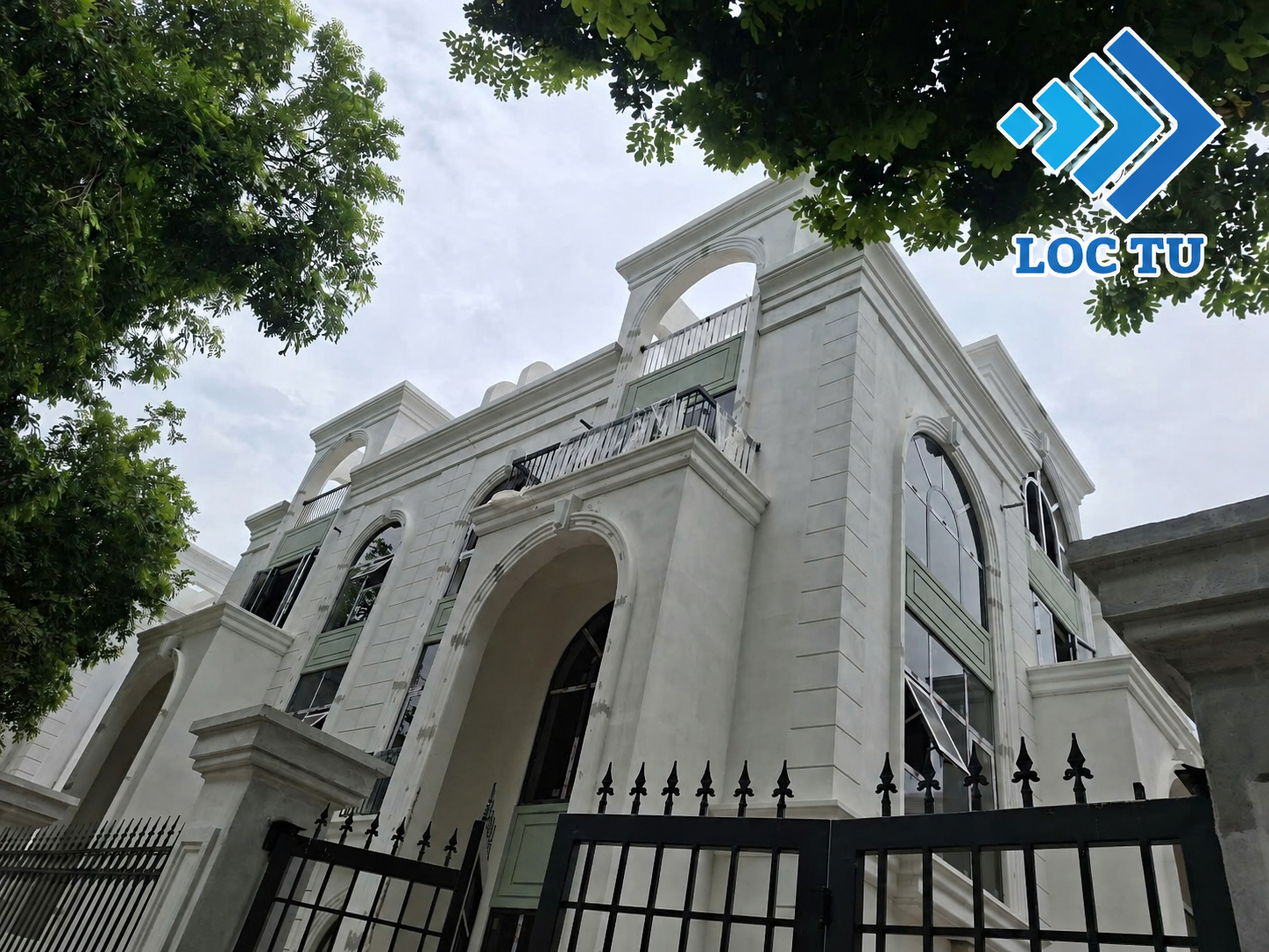 Phào chỉ xốp EPS siêu nhẹ giúp thợ thi công dễ dàng thao tác và lắp đặt tại nhiều vị trí khác nhau