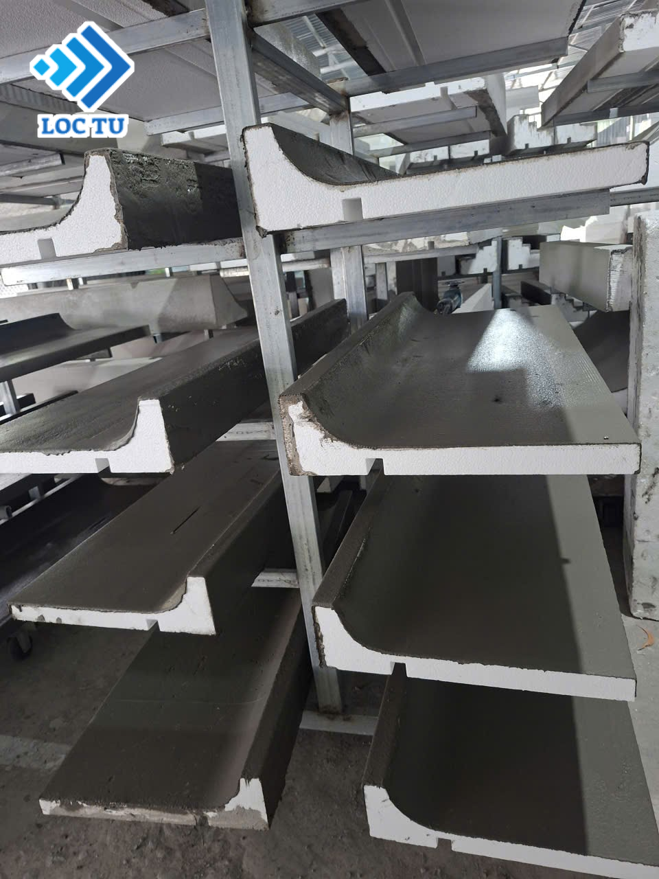 Thi công phào chỉ EPS phủ vữa giúp các chi tiết trang trí giữ được vẻ đẹp chỉn chu theo thời gian