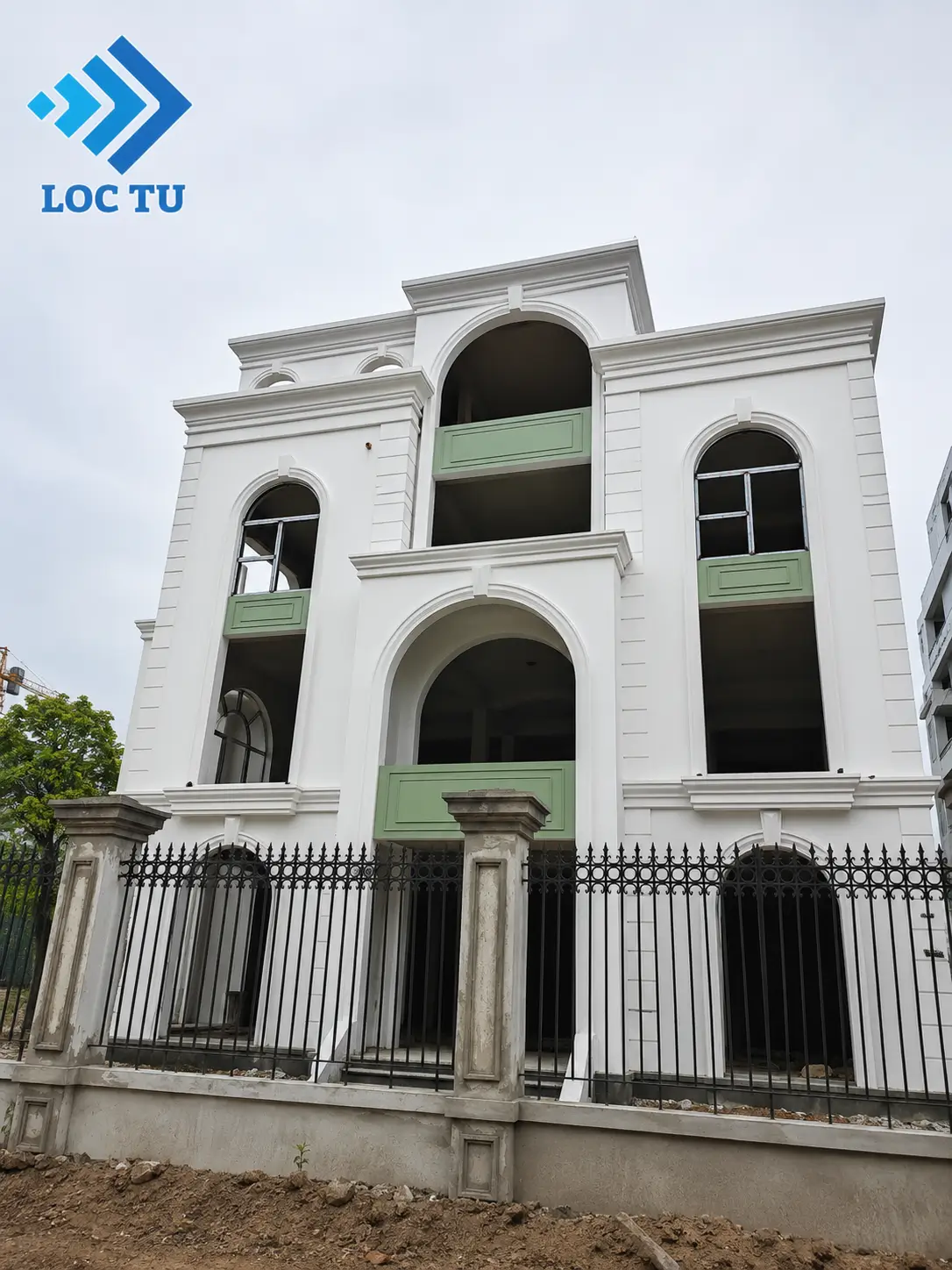 Phào chỉ EPS nhà phố hiện đại tạo điểm nhấn hài hòa cho cửa sổ, ban công và các mảng tường mặt tiền